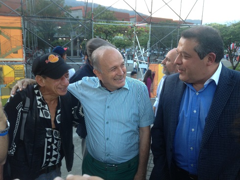 Carolo, Gardeazábal y el concejal Bernardo A. Guerra.