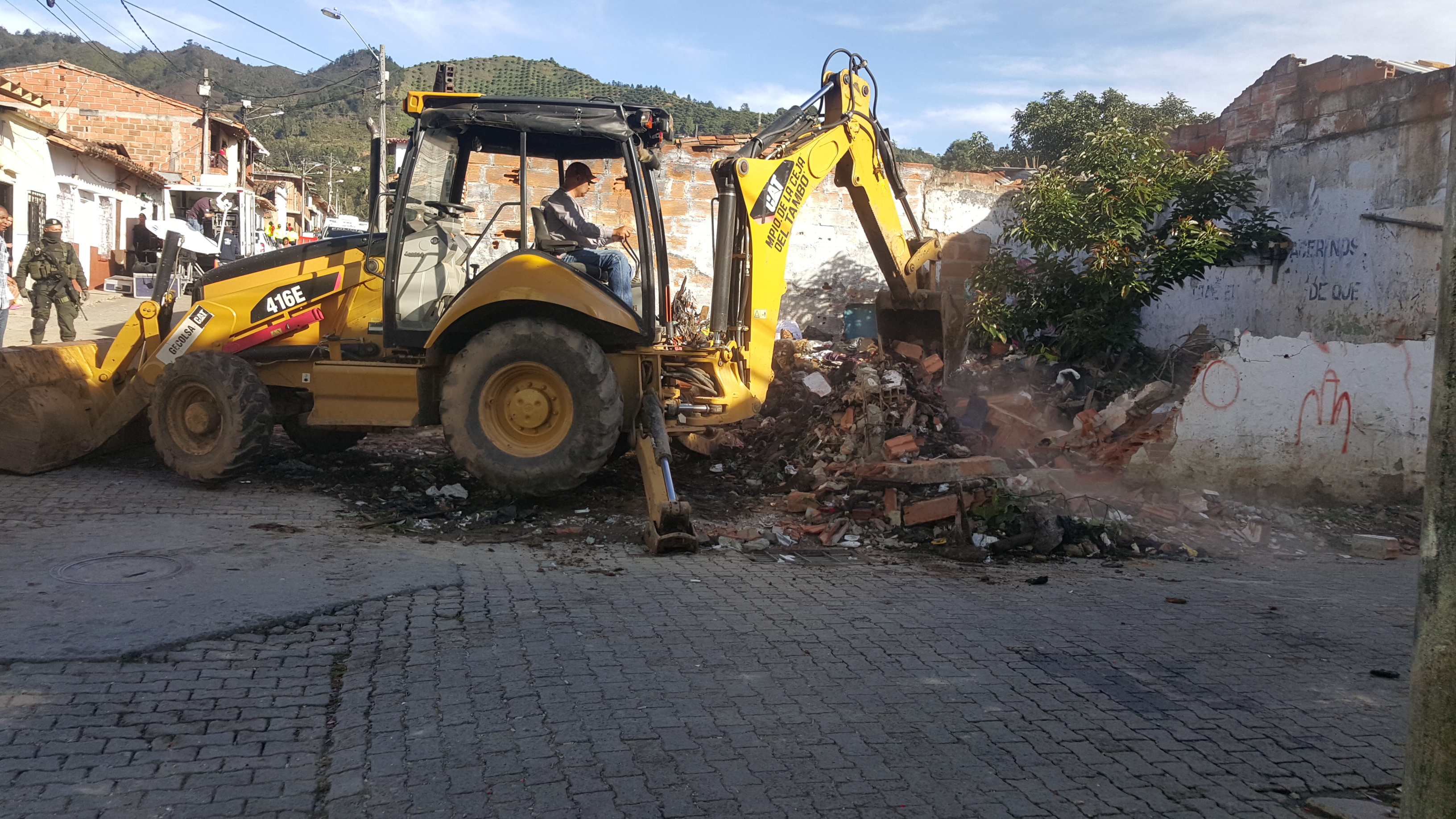 Demolidas viviendas de vicio en La Ceja