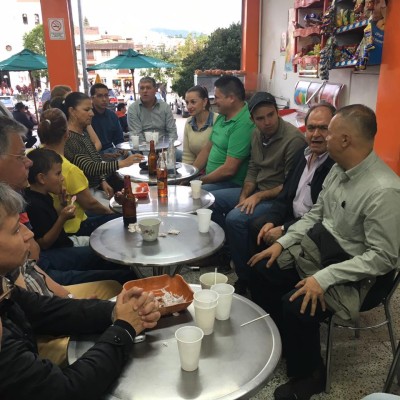 En esta foto vemos a Octavio Duque junto al diputado Rodrigo